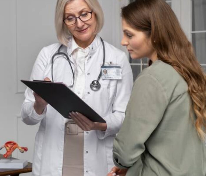 medium-shot-doctor-talking-patient (1)