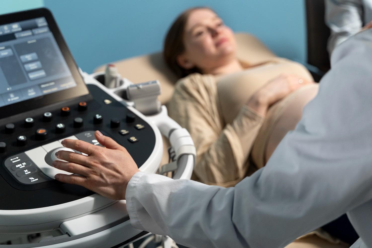 gynecologist-performing-ultrasound-consultation3